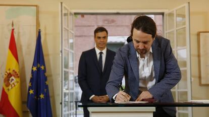 El presidente del Gobierno, Pedro Sánchez, y el secretario general de Podemos, Pablo Iglesias, durante la firma del acuerdo sobre el proyecto de Presupuestos.