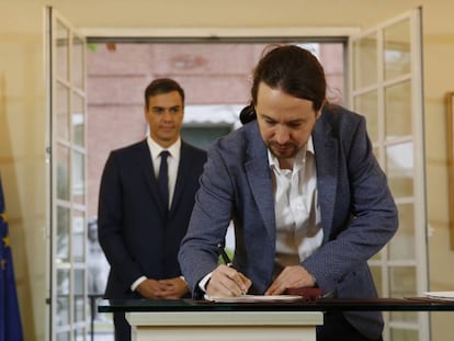 El presidente del Gobierno, Pedro Sánchez, y el secretario general de Podemos, Pablo Iglesias, durante la firma del acuerdo sobre el proyecto de Presupuestos.