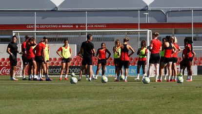 La plantilla del Atlético femenino, en un entrenamiento antes de la suspensión.