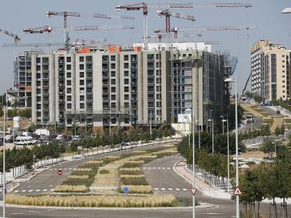 Varios bloques de viviendas en fase de construcción, en Valdebebas.