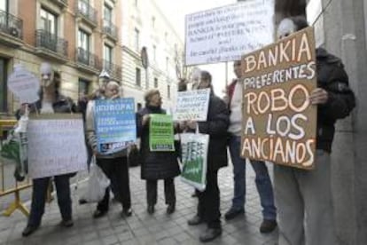 Colectivos afectados por la venta de participaciones preferentes se concentran para protestar a las puertas de la Audiencia Nacional, en Madrid.