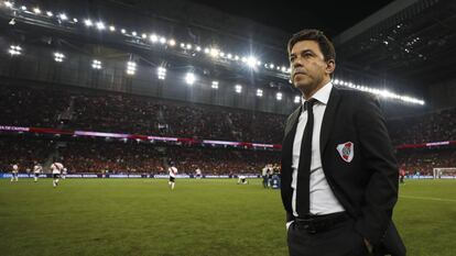 Marcelo Gallardo, entrenador de River Plate, antes del comienzo de un partido de la Recopa Sudamericana.