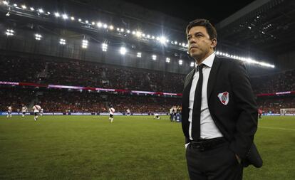 Marcelo Gallardo, entrenador de River Plate, antes del comienzo de un partido de la Recopa Sudamericana.