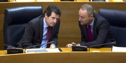 El presidente de la Generalitat, Alberto Fabra, habla con el consejero de Presidencia, José Ciscar, durante el debate de presupuestos.