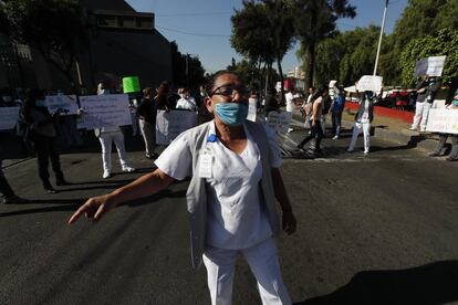El personal sanitario se manifestó en diversas ocasiones para exigir equipo médico y de seguridad para el tratamiento de pacientes diagnosticados con covid-19. En la imagen, médicos y enfermeras del Hospital Regional 1 de Octubre del Instituto de Seguridad y Servicios Sociales de los Trabajadores del Estado (ISSSTE) de la Ciudad de México durante una protesta en abril de 2020.