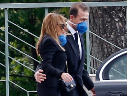 Ana Obregón y Alessandro Lequio el 16 de mayo durante el entierro de su hijo Alex en el cementerio de La Paz, de Madrid. Javier Ramírez / Europa Press