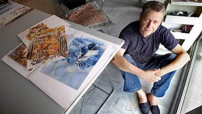 El ilustrador Miguel Calatayud posa en su estudio de Valencia.