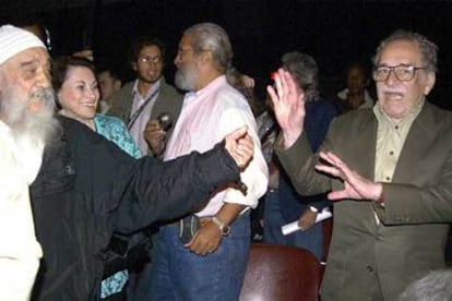 García Márquez saluda al cineasta argentino Fernando Birri en la inauguración del festival de La Habana.