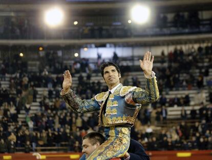 Cayetano Rivera, a hombros, ayer en la plaza de toros de Valencia.