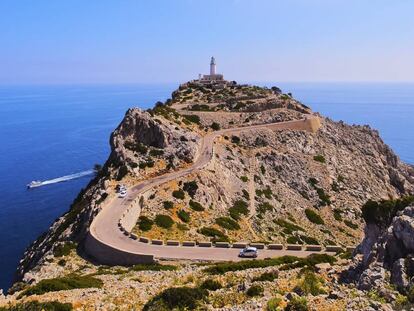 La sinuosa carretera que lleva al faro de Formentor, en Mallorca. 