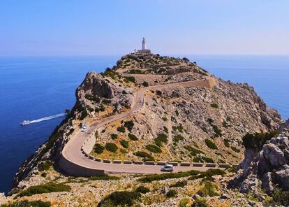 La sinuosa carretera que lleva al faro de Formentor, en Mallorca. 