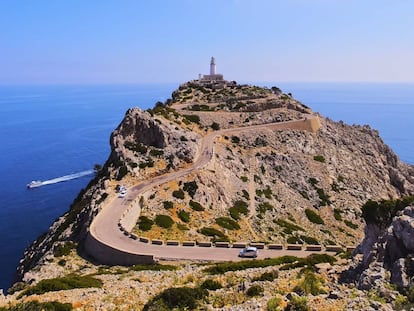 La sinuosa carretera que lleva al faro de Formentor, en Mallorca. 