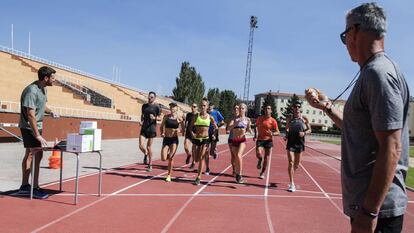 Nic Bideau, cronómetro en mano, ante sus atletas australianos, Arturo Casado, Jacqueline Martín y el fisiólogo Josu Gómez, en la pista de Ávila.