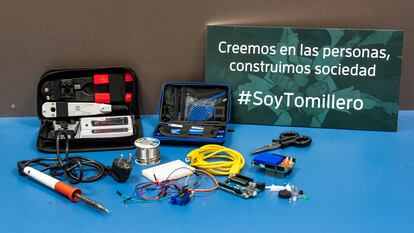 Material entregado a los alumnos de electrónica de la Fundación Tomillo