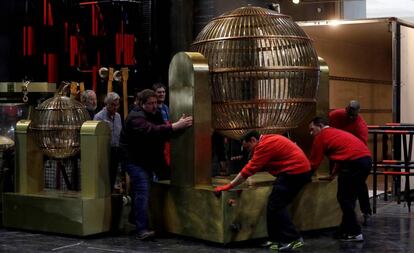 Los bombos de la Lotería de Navidad, ayer en el Teatro Real de Madrid.