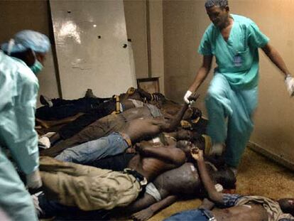 Los cadáveres de los emigrantes haitianos yacen amontonados en la morgue de Santiago.