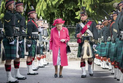 La monarca ha asistido este lunes a la tradicional ceremonia de bienvenida al castillo de Balmoral, al que se desconoce si acudirán los duques de Cambridge, en las que serán sus primeras vacaciones sin Felipe de Edimburgo.