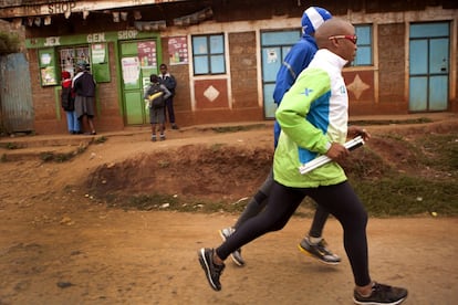 Para los habitantes de Kiambu es habitual ver a Henry Wanyoike y su compañero Paul correr cada mañana.
