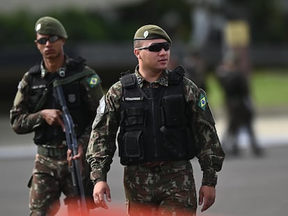 Soldados prestan guardia en los alrededores de un campamento de simpatizantes del presidente brasileño, Jair Bolsonaro, hoy, en el Cuartel General del Ejército, en Brasilia el 29 de diciembre.