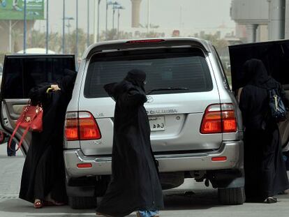 Mujeres saud&iacute;es bajan de un coche durante una jornada de protesta en 2011. 