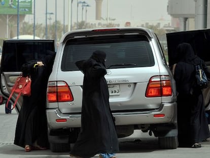 Mujeres saudíes bajan de un coche durante una jornada de protesta en 2011.
