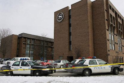 La policía bloquea el acceso al hotel Sheraton en Brookfield, Wisconsin, tras el tiroteo.