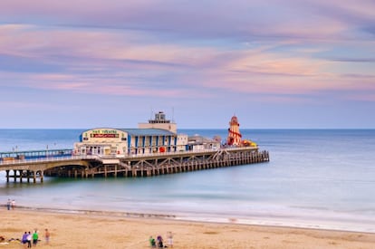 Decadente y muy 'british', este popular centro de veraneo de la costa de Dorset puede servir para explorar otros lugares del sur de Inglaterra, como New Forest, la isla de Wight, la bahía de Poole o Stonehenge. Desde 110 euros. (www.ryanair.com)