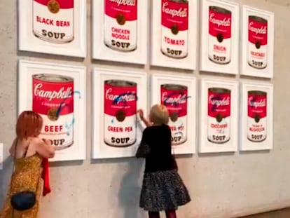 Dos activistas del grupo Stop Fossil Fuel Subsidies atacan la obra de Warhol, expuesta en la Galería Nacional de Canberra, en Australia.