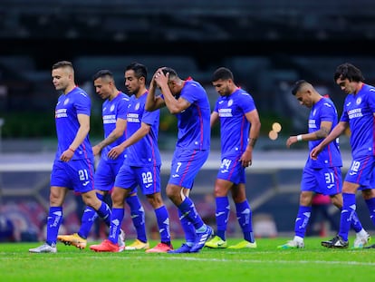 Los jugadores de Cruz Azul, tras el partido con Pumas.