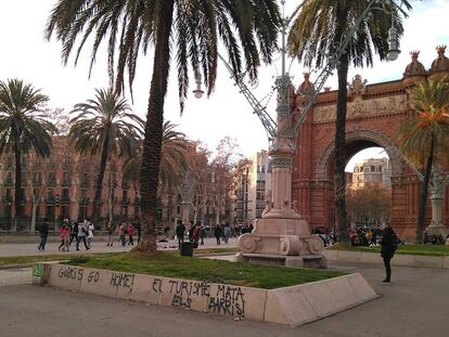 Pintades contra els turistes davant de l&#039;Arc de Triomf.