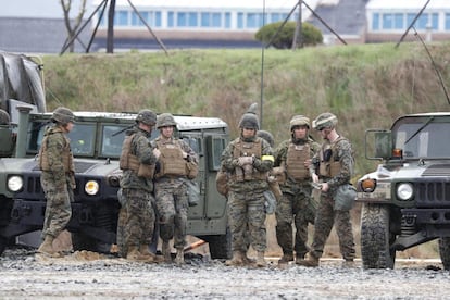 En Washington, el consejero de Seguridad Nacional de la Casa Blanca, el general Herbert McMaster, declaraba este fin de semana que Trump ha pedido que sus asesores se preparen a presentarle una serie de opciones para “eliminar la amenaza” norcoreana. En la imagen, reunión de marines estadounidense durante las prácticas militares.