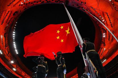 "Declaro el inicio de los Juegos Olímpicos de Invierno de Pekín 2022", dijo el presidente chino Xi Jinping, durante la ceremonia, que tuvo lugar ante una reducida presencia de dignatarios extranjeros. En la imagen, izado de la bandera china.