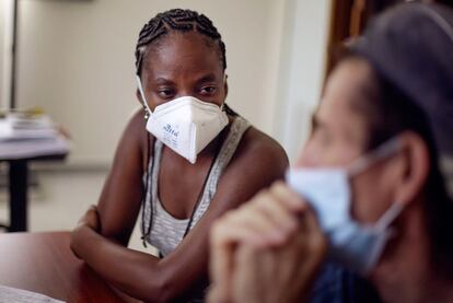 Karen habla con el paciente de tuberculosis, Álvaro, durante una visita al laboratorio de tuberculosis en la Clínica Metrosalud de Medellín, Colombia. Después de que ella venció a la tuberculosis, se convirtió en una asesora comunitaria para el Programa de Tuberculosis en Colombia, ayudando a identificar a las personas con síntomas y apoya a los pacientes en el cumplimiento de sus regímenes de tratamiento.