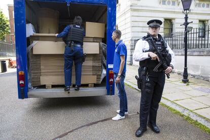 El camió amb la mudança de la nova inquilina del número 10 de Downing Street és registrat abans d'entrar.
