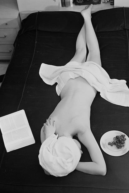 Jane Hacklyn, muy dormida y cubierta con toallas en 1955.