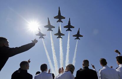 Vuelo demostración de 'The Blue Angel' durante la graduación de nuevos miembros de la Academia Naval de EE UU, en Annapolis, Maryland.