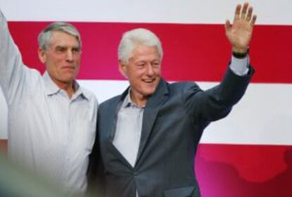 Mark Udall, senador por Colorado, junto al expresidente Bill Clinton en un mitin el pasado martes 27.