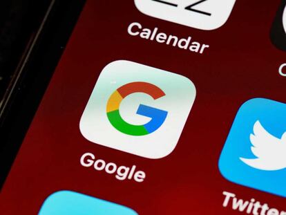 Móvil con el icono de Google en la pantalla