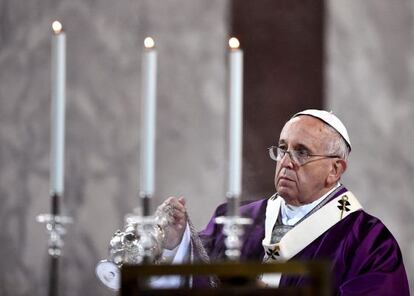 El papa Francisco oficia una misa en la basílica en Roma.