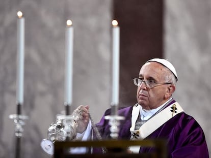 El papa Francisco oficia una misa en la basílica en Roma.