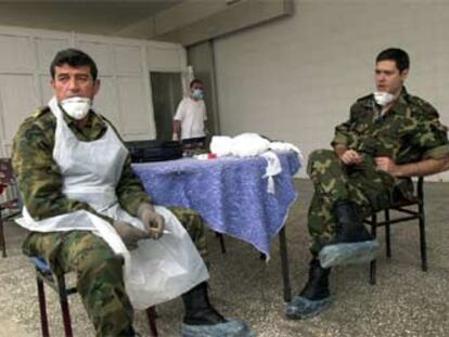 Dos médicos militares españoles, en una morgue provisional cerca de Trabzon el 27 de mayo de 2003.