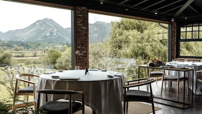 Sala de La Huertona, con vistas a las vegas del río Sella, en Ribadesella.