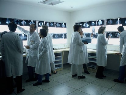 Oncólogos analizan los resultados de unas pruebas de imagen.