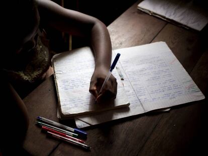 Carine, de 13 años, estudia en la casa que comparte con su madre, abuela y hermanos en la isla de Nosy Be, en Madagascar. 264 millones de niños y adolescentes en el mundo están fuera de la escuela.