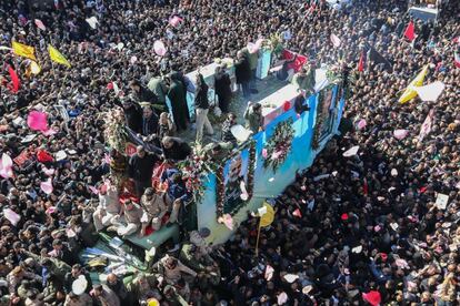 Multitud de manifestantes protestan alrededor de un vehículo que transporta el ataúd del general Qasem Soleimani, asesinado por EE UU, en su ciudad natal, Kerman (Irán).