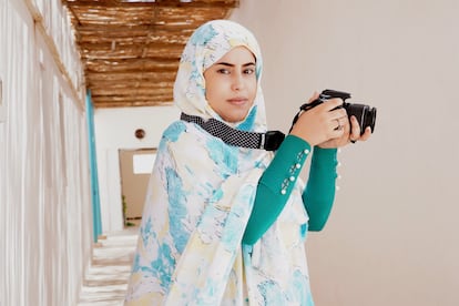 Ezza Mohamed, estudiante de fotografía en los campamentos de refugiados saharauis en Tinduf, Argelia.