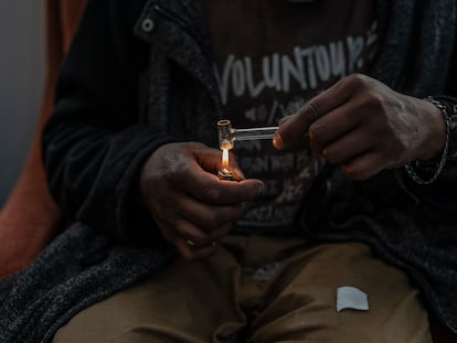 Un hombre prepara una dosis de fentanilo, en Tijuana (México), el 10 de mayo de 2023.