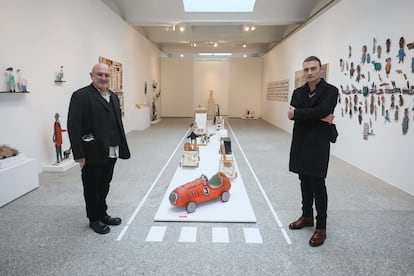 El artista Antonio Santos (i) y Javier Santos (d), coleccionista, durante la presentación de la exposición 'Miradas Ingenuas'.