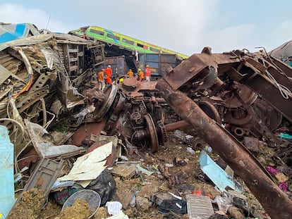 Miembros de los servicios de rescate trabajan este sábado entre los restos de los trenes accidentados el 2 de junio en la India.