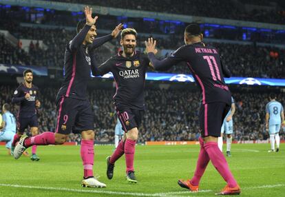 Lionel Messi, Luis Suarez y Neymar celebran el tanto conseguido por el primero.